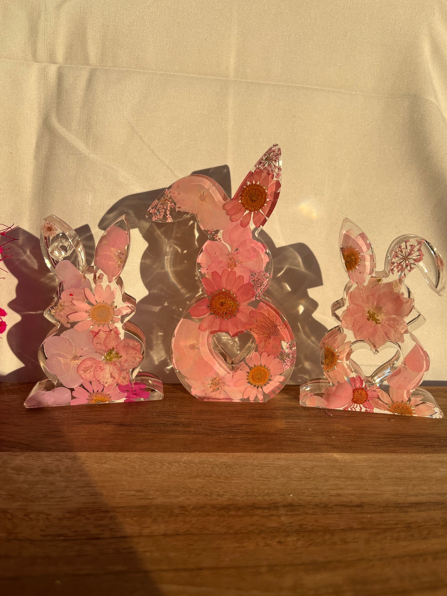 Osterhase mit getrockneten Blumen