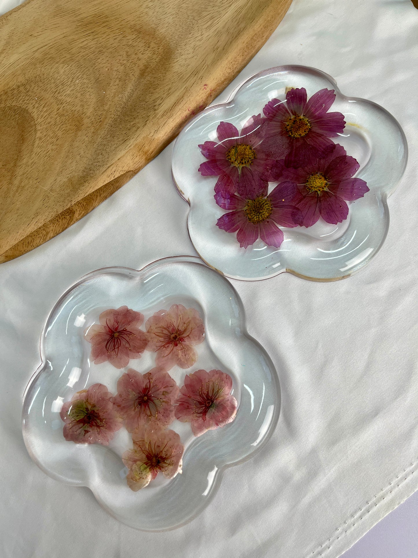 Blumentablett mit getrockneten Blumen