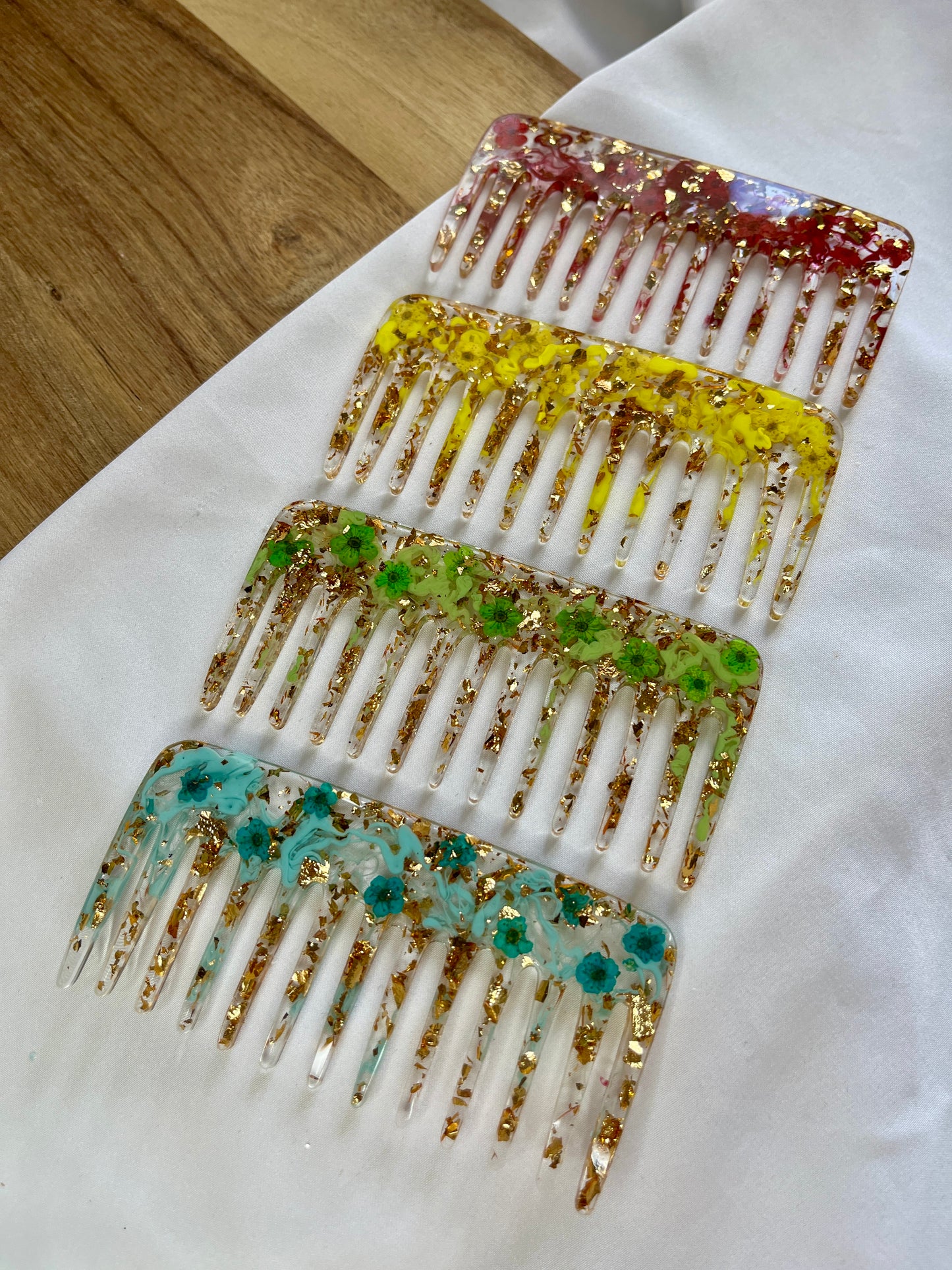 Kamm mit getrockneten Blumen gold