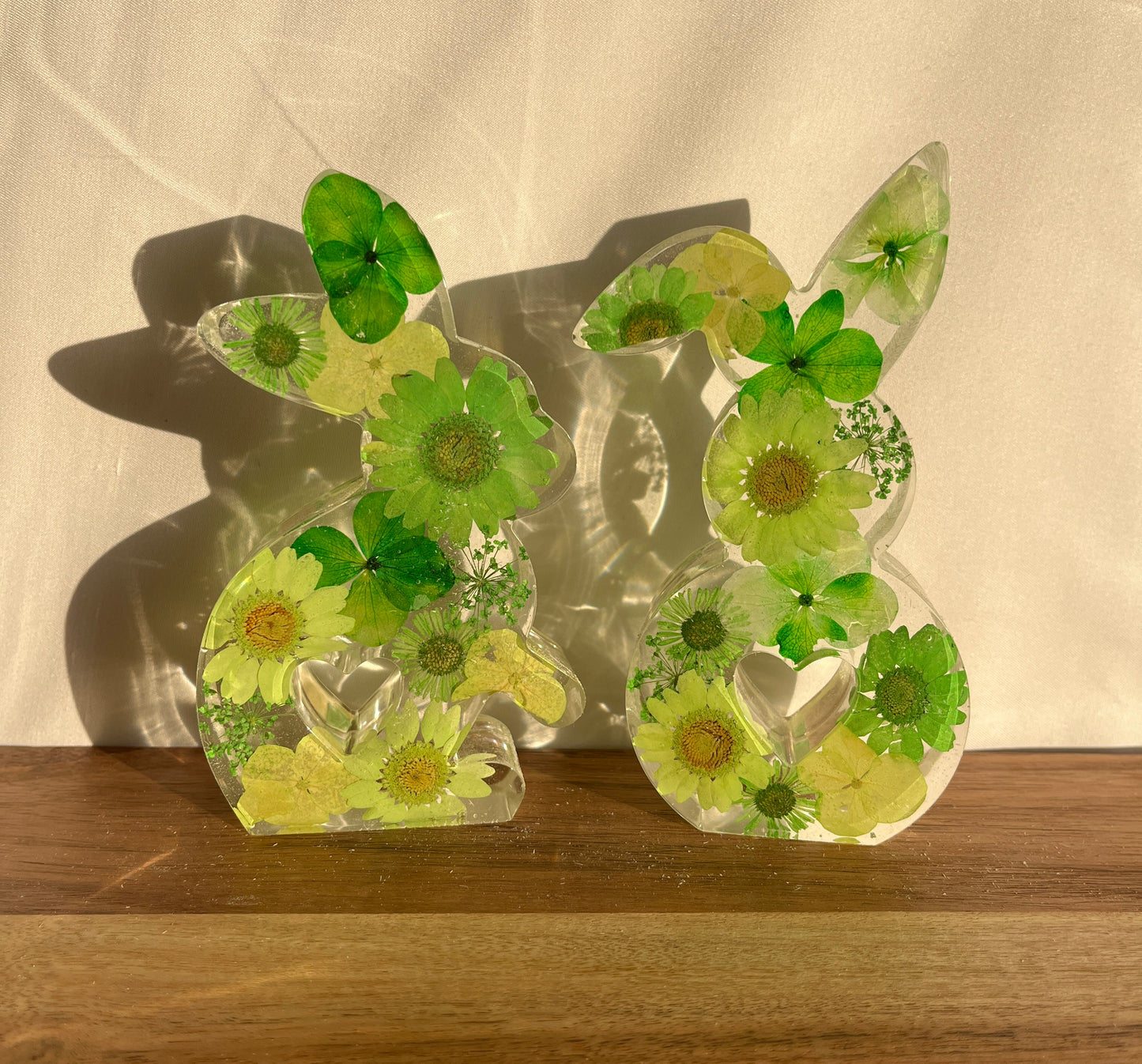Osterhase mit getrockneten Blumen