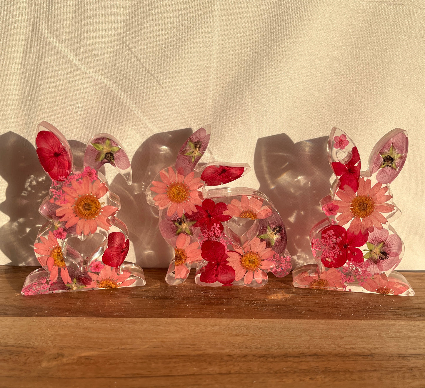 Osterhase mit getrockneten Blumen