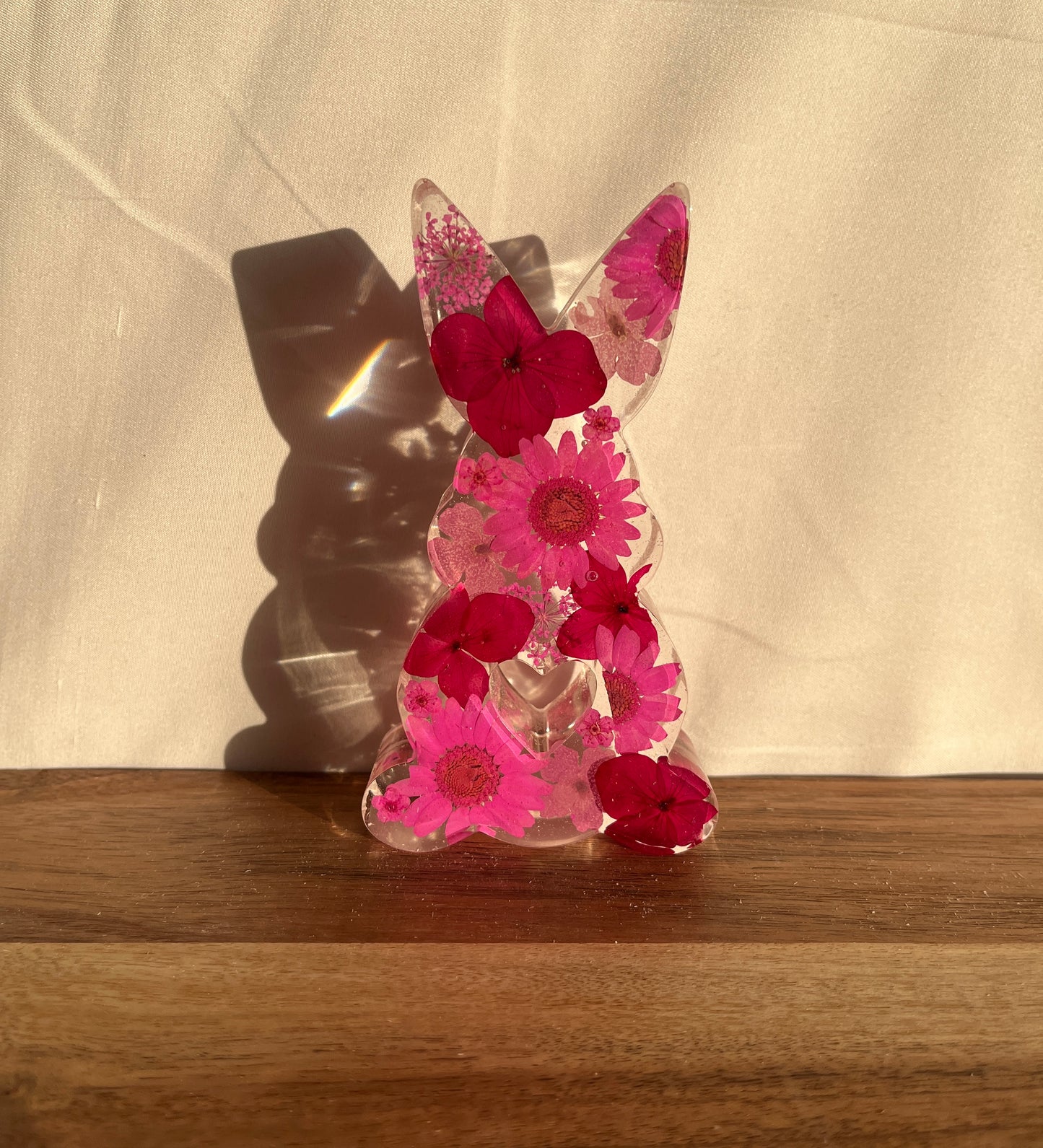 Osterhase mit getrockneten Blumen
