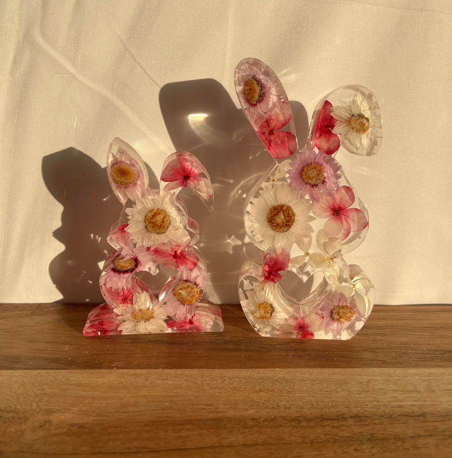 Osterhase mit getrockneten Blumen
