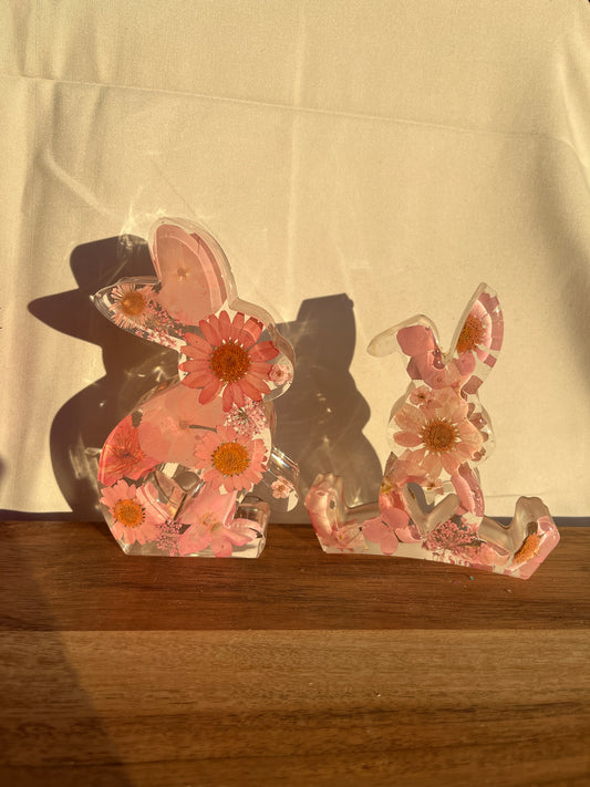 Osterhase mit getrockneten Blumen