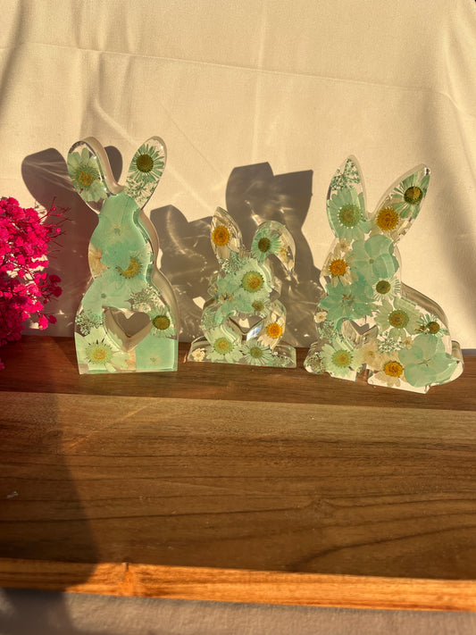 Osterhase mit getrockneten Blumen