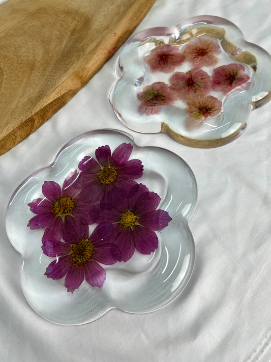Blumentablett mit getrockneten Blumen