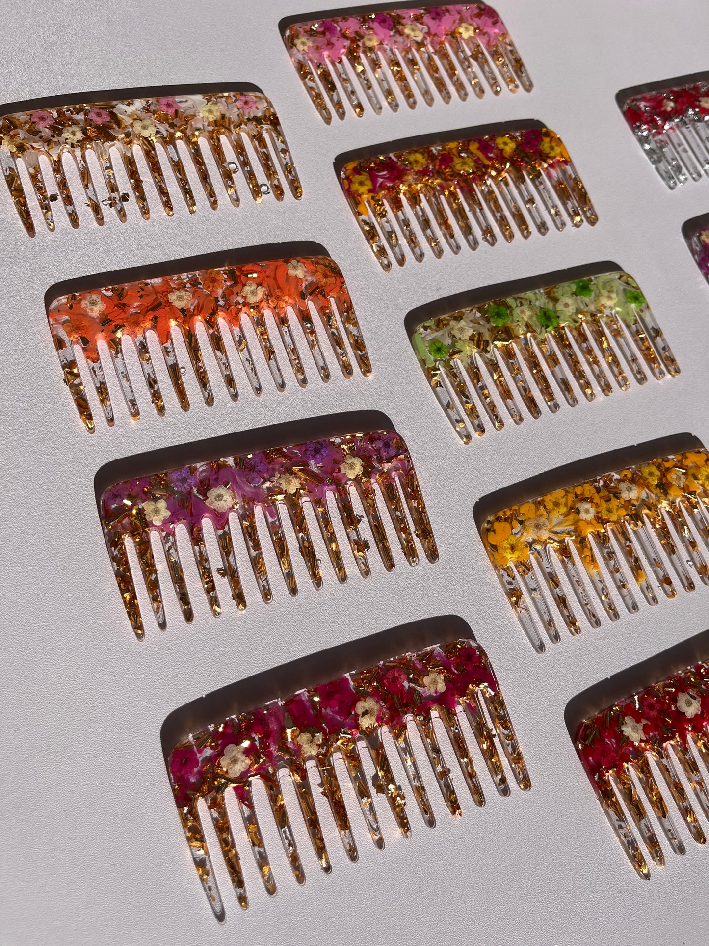 Kamm mit getrockneten Blumen gold