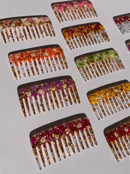 Kamm mit getrockneten Blumen gold