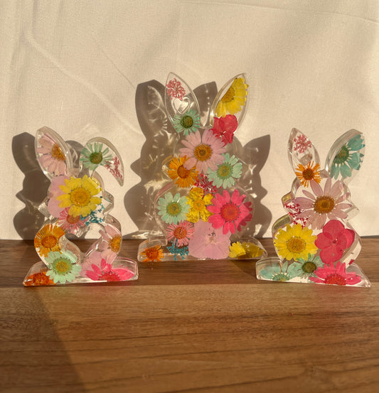 Osterhase mit getrockneten Blumen