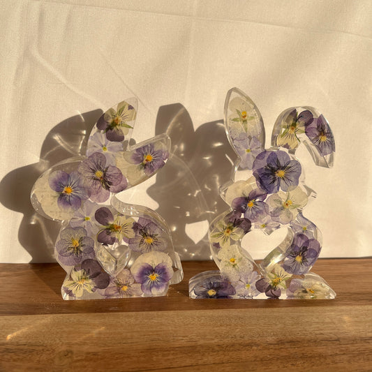 Osterhase mit getrockneten Blumen