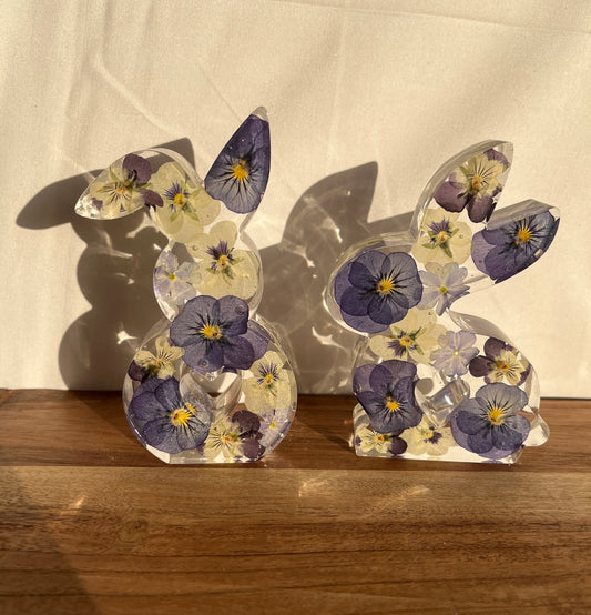 Osterhase mit getrockneten Blumen