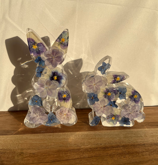 Osterhase mit getrockneten Blumen