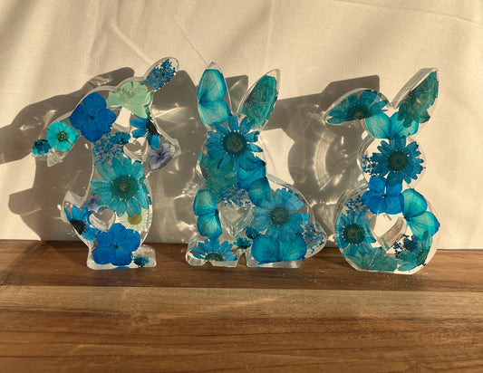 Osterhase mit getrockneten Blumen