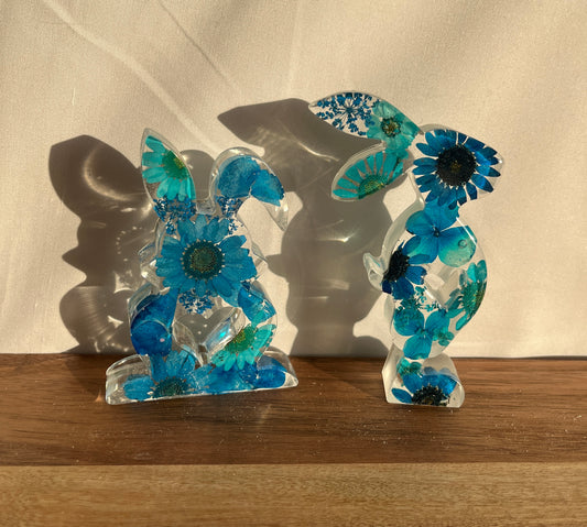 Osterhase mit getrockneten Blumen