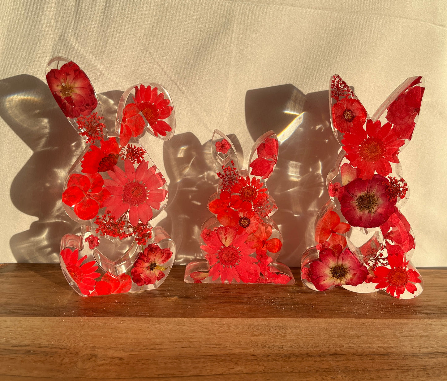 Osterhase mit getrockneten Blumen