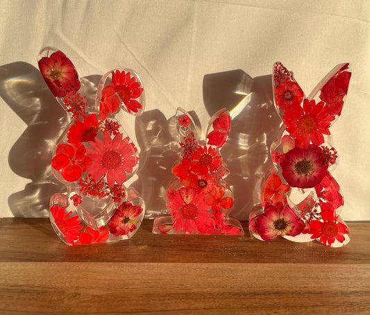 Osterhase mit getrockneten Blumen