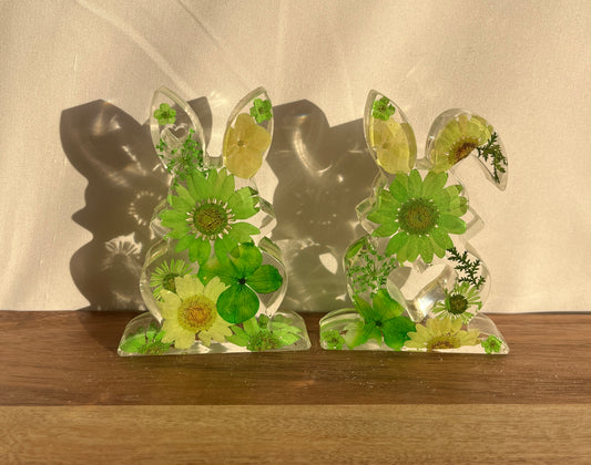 Osterhase mit getrockneten Blumen