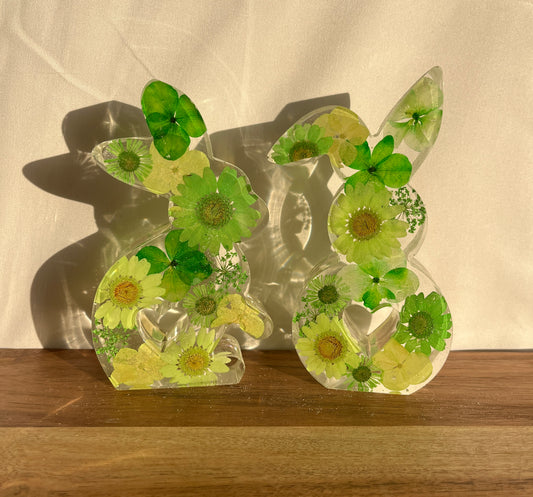 Osterhase mit getrockneten Blumen