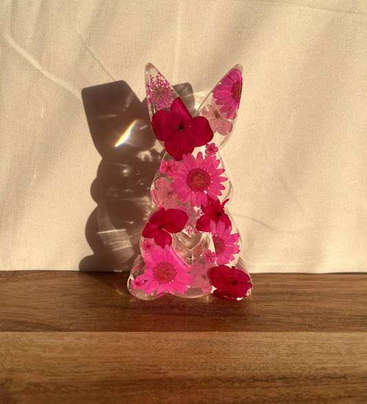 Osterhase mit getrockneten Blumen