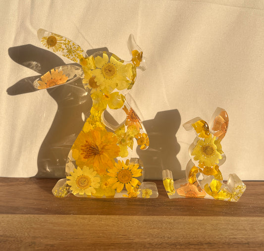 Osterhase mit getrockneten Blumen