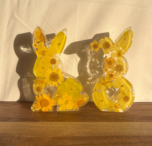 Osterhase mit getrockneten Blumen
