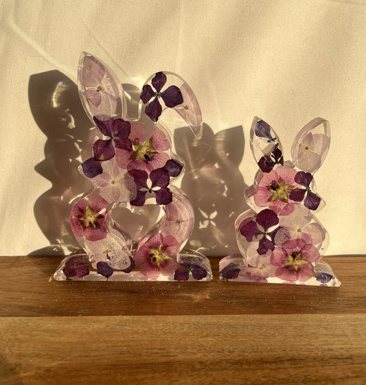 Osterhase mit getrockneten Blumen