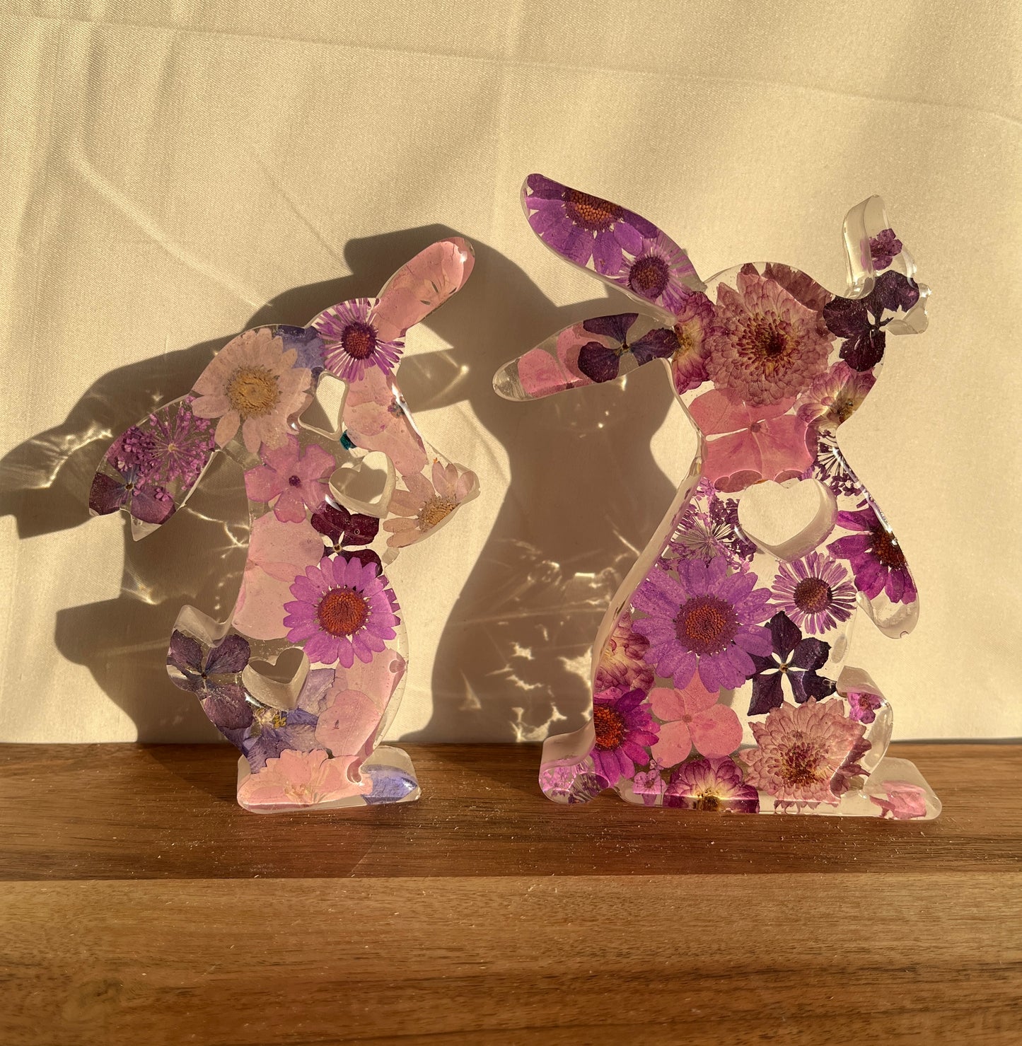 Osterhase mit getrockneten Blumen
