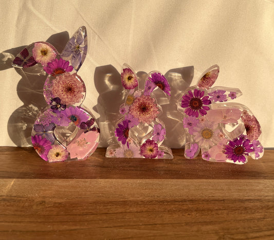 Osterhase mit getrockneten Blumen